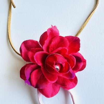 Colar com cordão bege e flor vermelha em tecido