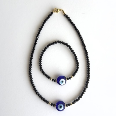 Colar e pulseira com contas pretas e pendentes de olho grego azul