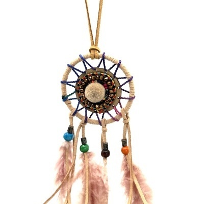 Colar com pendente atrapas sonhos em corda e penas cor-de-rosa