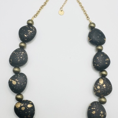 Colar com contas pretas manchadas de dourado e corrente dourada