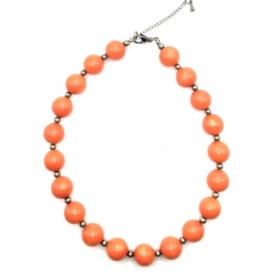 Colar com contas corais e esferas metálicas