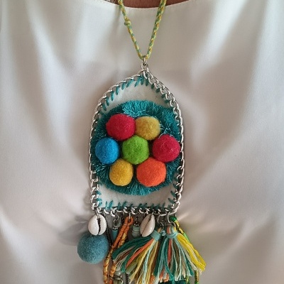 Colar artesanal colorido com bolas de feltro e franjas em tecido azul-turquesa