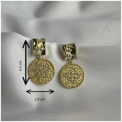 Brincos dourados decorativos sobre tecido branco