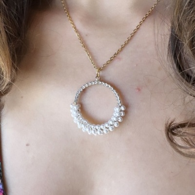 Colar com pendente redondo de pérolas e pedras brilhantes