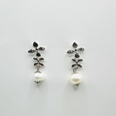 Brincos prateados com folhas e pérolas em fundo branco