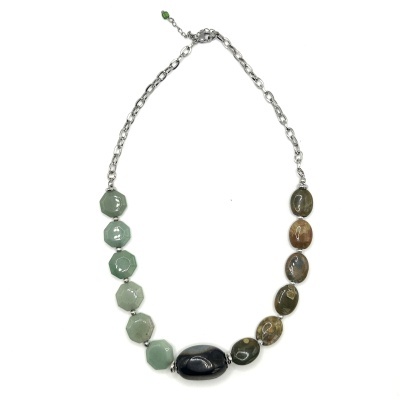 Colar com pedras verdes e castanhas e corrente prateada em fundo branco