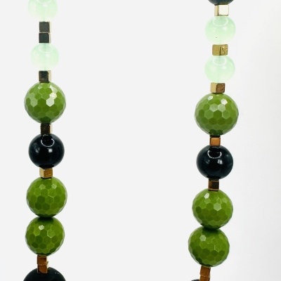 Colar com contas verdes, pretas e douradas em corrente dourada