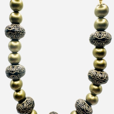 Colar de contas douradas e gravadas em preto e dourado