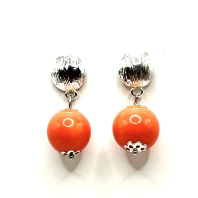 Brincos prateados com esfera laranja brilhante e suporte floral.