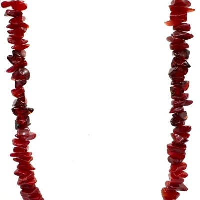 colar com pedras vermelhas e fecho dourado