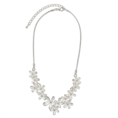 Colar prateado com flores em fundo branco