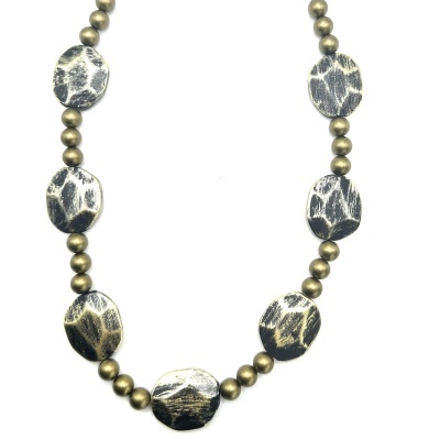 Colar com contas redondas douradas e elipses marmoreadas preto/dourado