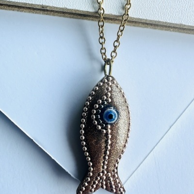 Colar com pendente de peixe em bronze com olhos azuis e corrente dourada