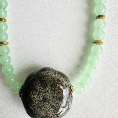 Colar com contas verdes e pendente castanho brilhante