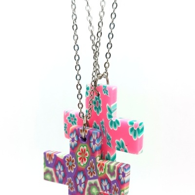 Dois colares com cruzes coloridas e padrões florais em correntes metálicas