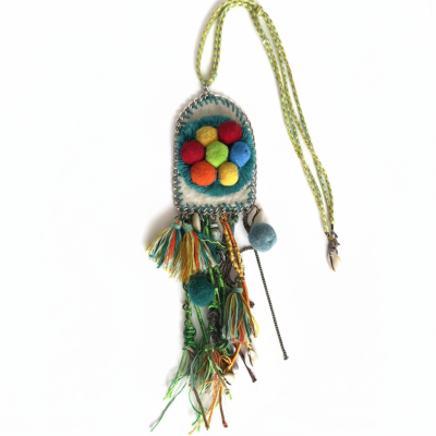 Colar artesanal colorido com bolas de feltro e franjas penduradas