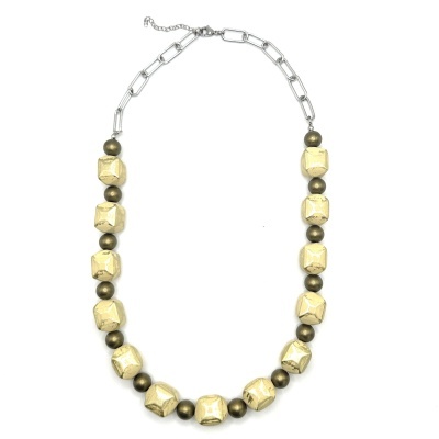 Colar com contas grandes irregulares bege e contas metálicas douradas com corrente de elos prateados