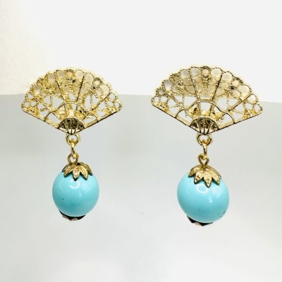 Brincos dourados com leque e pendente azul turquesa.