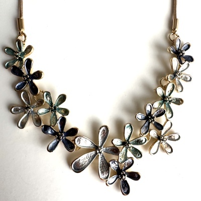 Colar de flores metálicas coloridas em tons azul, verde e prateado com corrente dourada