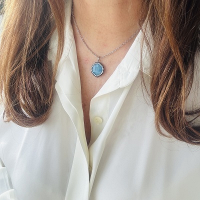 Colar com pendente azul em corrente prateada