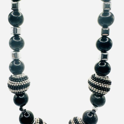 Colar de contas pretas e prateadas com padrão de listras em relevo
