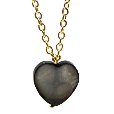Colar com corrente dourada e pendente coração preto