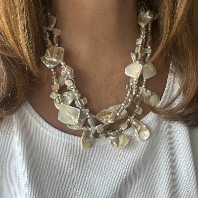 Colar multi-fios de pedras e conchas naturais em tons creme e bege