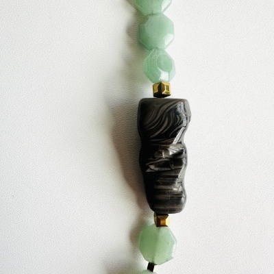 Colar com pedras verdes facetadas e peça central preta marmoreada