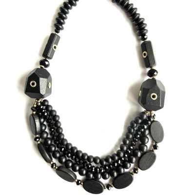 Colar de várias contas pretas com detalhes metálicos