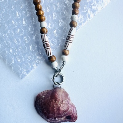 Colar de contas de madeira com pendente de concha roxa