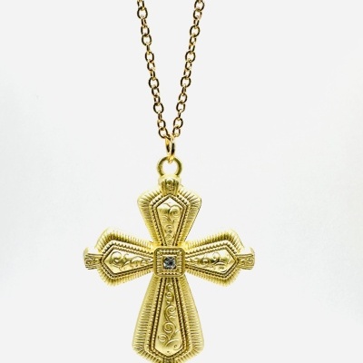 Colar com pendente em forma de cruz dourada com cristal no centro e corrente fina dourada