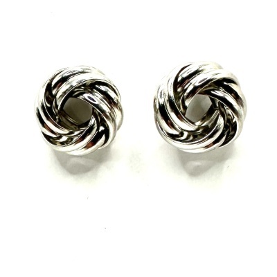 Botões de punho metálicos prateados entrelaçados sobre fundo branco