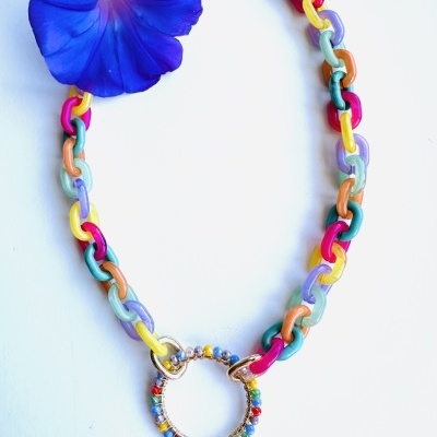 Colar colorido com pendente circular e flor azul