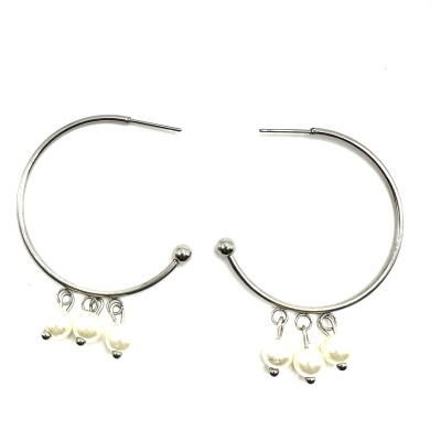 Brincos de argola prateados com três pérolas penduradas cada