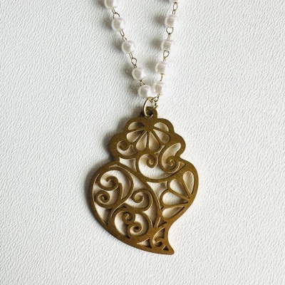 Colar com contas brancas e pendente dourado em forma de coração recortado