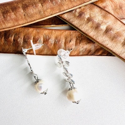 Brincos pendentes prateados com pérolas e folhas metálicas secos castanhos larges