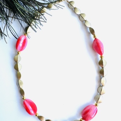 Colar com contas metálicas douradas e contas rosadas brilhantes