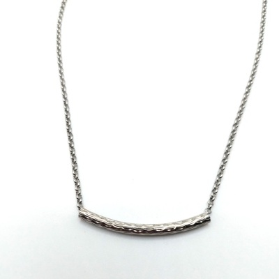 Colar prateado com barra texturizada em fundo branco