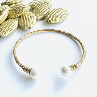 Pulseira dourada com pérolas e botões dourados