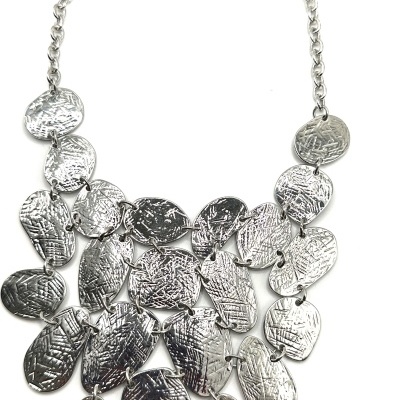 Colar em metal prateado com peças ovais texturizadas