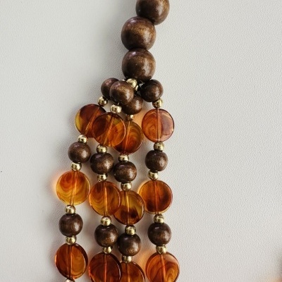 Colar com contas de madeira castanha e contas âmbar com esferas douradas