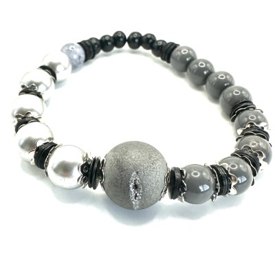 Pulseira cinza e preta com contas variadas e anilhas.