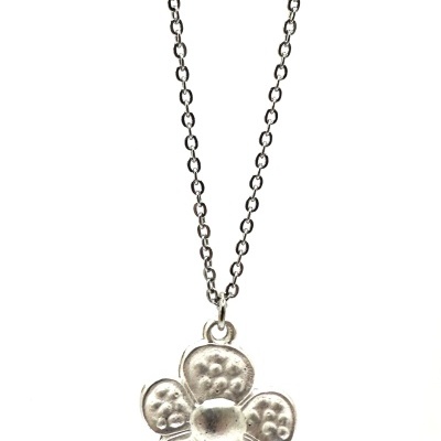 Colar prateado com pendente de flor texturizada