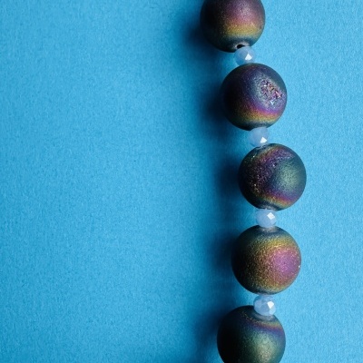 Colar com contas multicoloridas e corrente metálica prateada