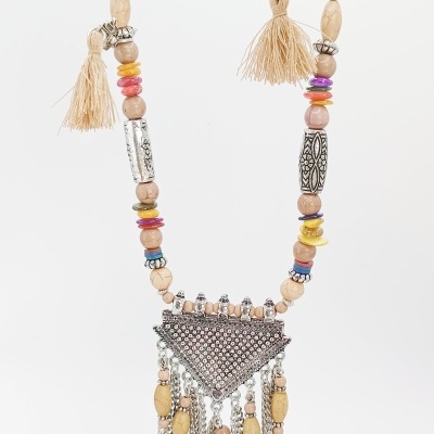 Colar artesanal com contas de madeira claras, miçangas coloridas e franjas bejes
