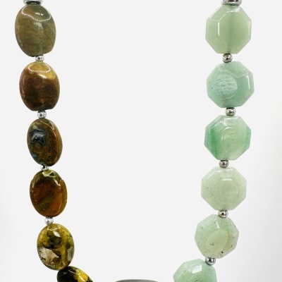 Colar com pedras naturais verdes e castanhas e corrente prateada