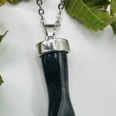 Colar com pendente em forma de pé negro, detalhe prateado e corrente prateada