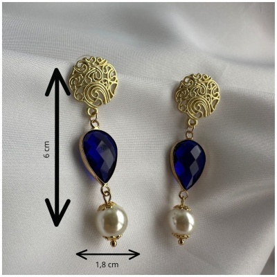 Brincos dourados com pedra azul e pérola sobre tecido branco
