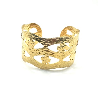 Pulseira dourada em metal com recortes de trébol