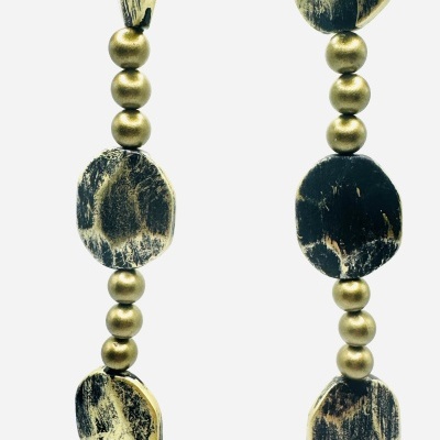 Colar de contas pretas e douradas com textura irregular